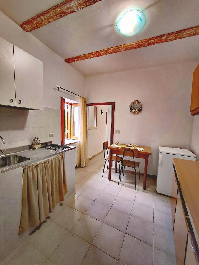 La Casa In Piazza Apartamento Toffia Exterior foto