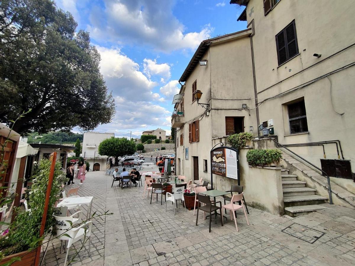La Casa In Piazza Apartamento Toffia Exterior foto