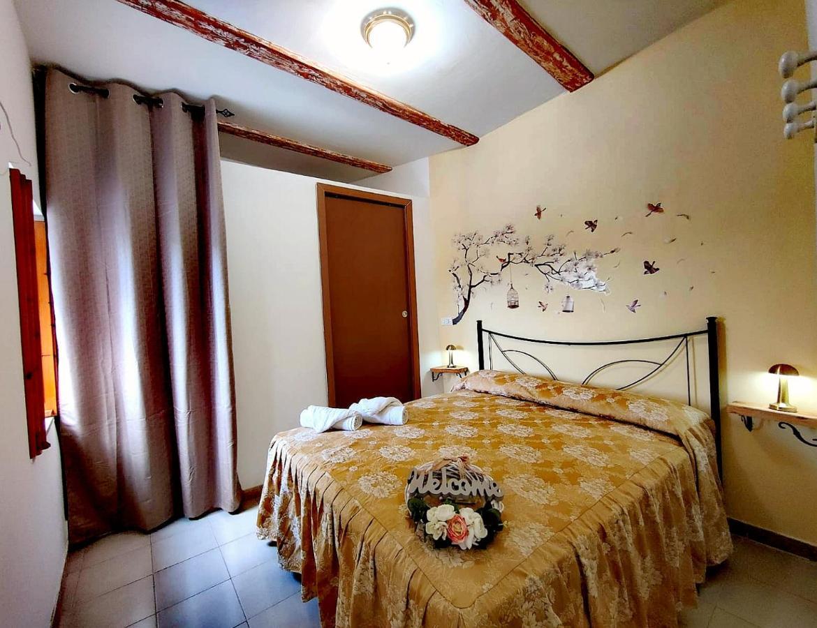 La Casa In Piazza Apartamento Toffia Exterior foto