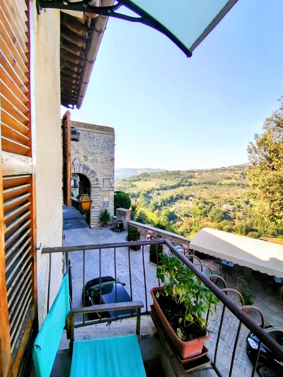 La Casa In Piazza Apartamento Toffia Exterior foto