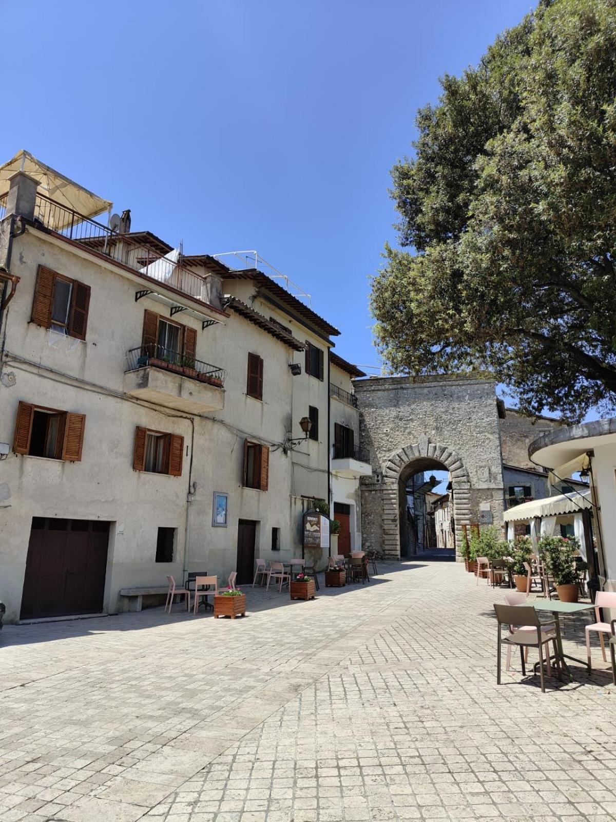 La Casa In Piazza Apartamento Toffia Exterior foto